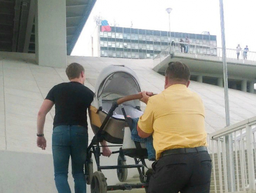 Проклинающие «доступную» среду мужики тащили на себе детскую коляску в Ростове