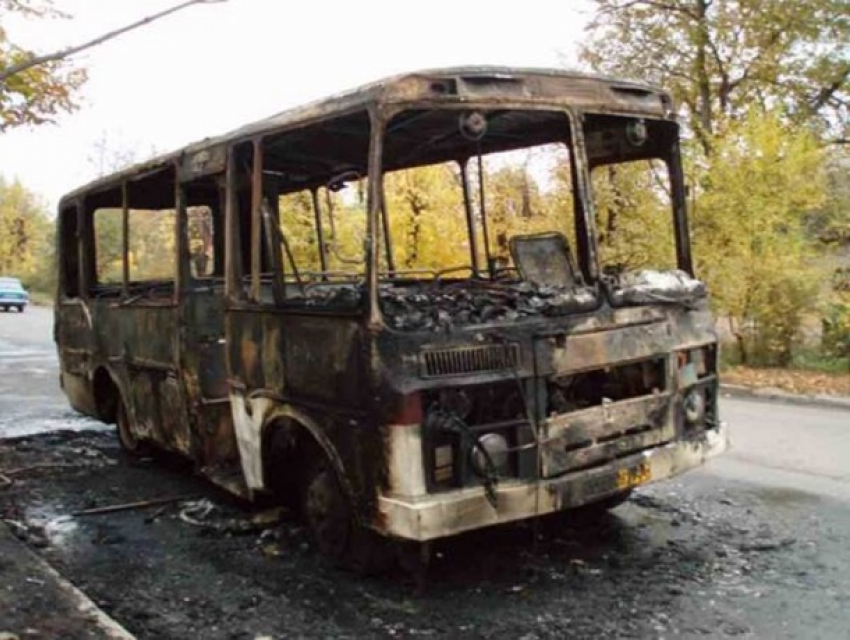 Автобус едва не сгорел вместе с пассажирами на улице в Ростовской области