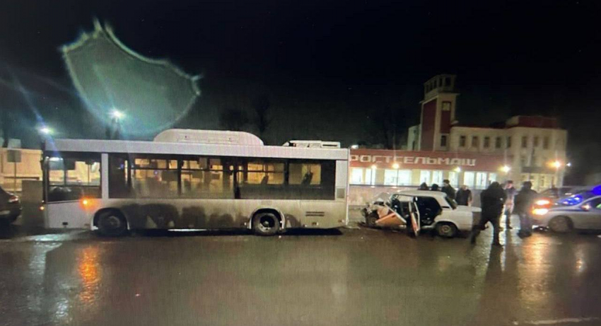 В Ростове-на-Дону погиб водитель ВАЗа, врезавшись в автобус