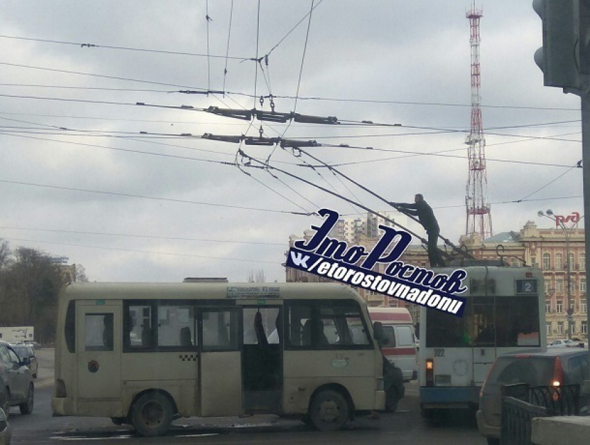 Находчивые водители троллейбусов в Ростове изобрели способ объезда ДТП