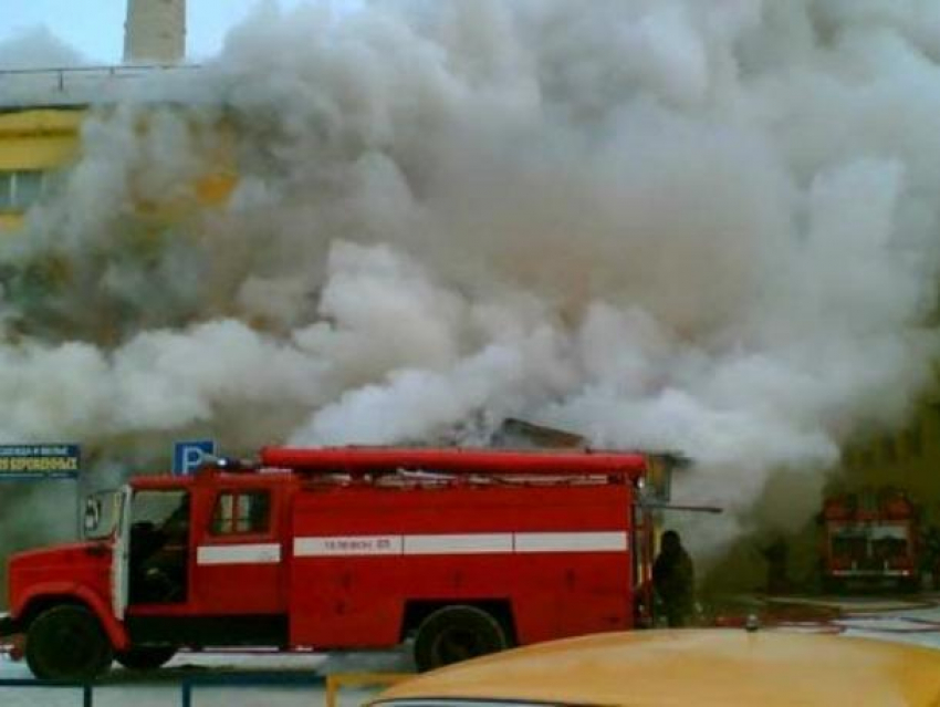 Бушующий огонь уничтожил магазин в Ростовской области