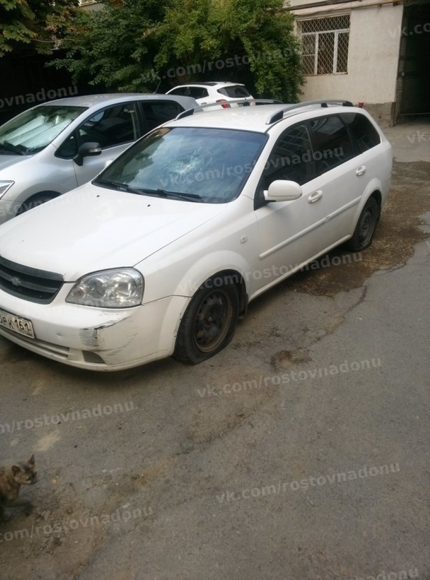 В центре Ростова изуродовали иномарку 