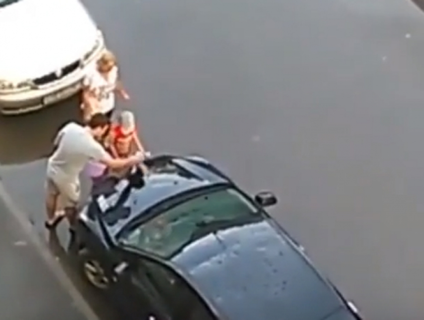 «Преступление и наказание»: отмывавший запачканные грязью автомобили мальчик попал на видео под Ростовом