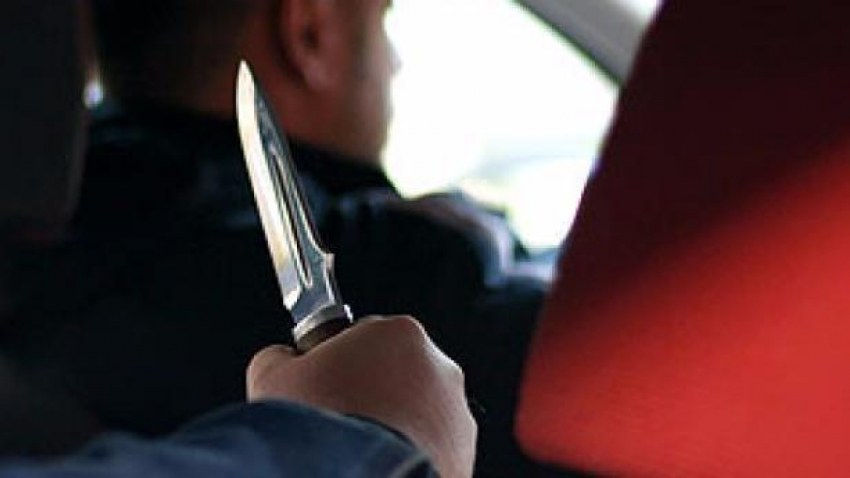 В Ростовской области  у мужчины угнали машину, угрожая ножом