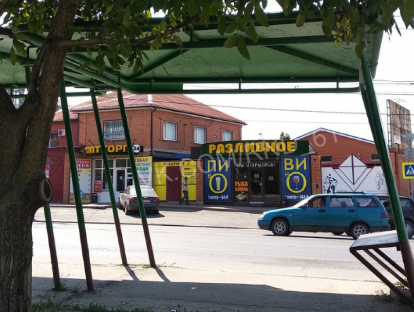 «Вечно пьяная» автобусная остановка ставит под угрозу жизни и здоровье ростовчан на Белорусской улице