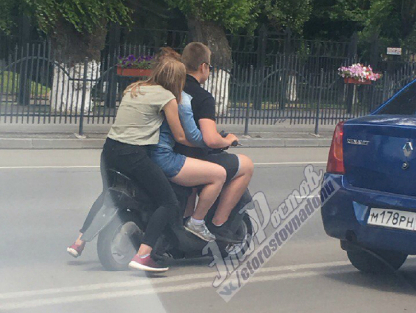 «Крепкую дружбу» на скутере показали трое молодых экстремалов в Ростове