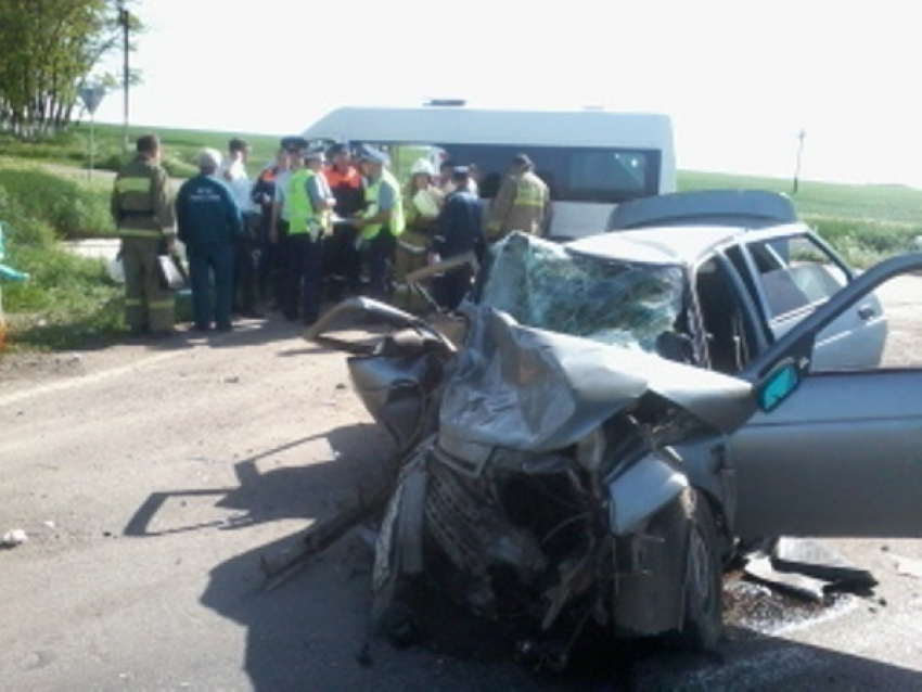 В Ростовской области в ДТП с маршруткой погибли три человека