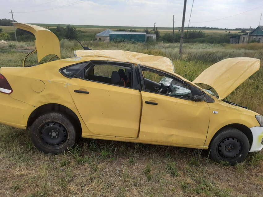 В аварии с опрокидыванием автомобиля пострадала 11-летняя девочка в Ростовской области