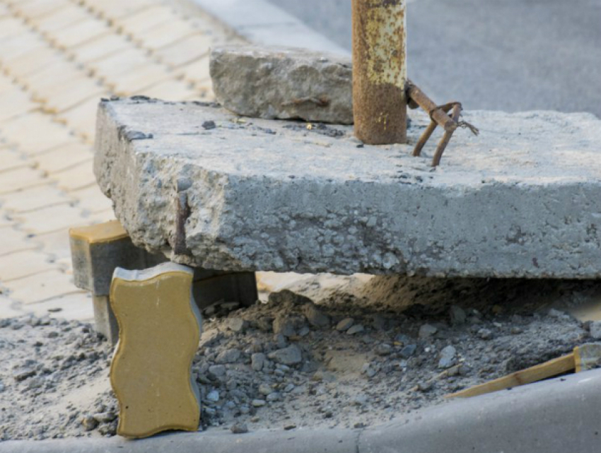 На недавно открытом Ворошиловском мосту рухнул дорожный знак