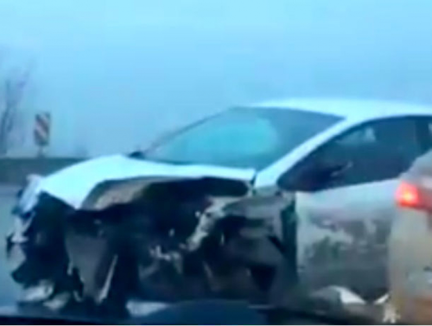 Жуткие последствия ДТП после взрыва колеса под Ростовом попали на видео