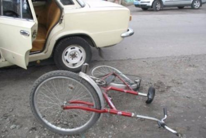 В Ростове водитель «семерки», открывая дверь, сбил  подростка  на велосипеде  