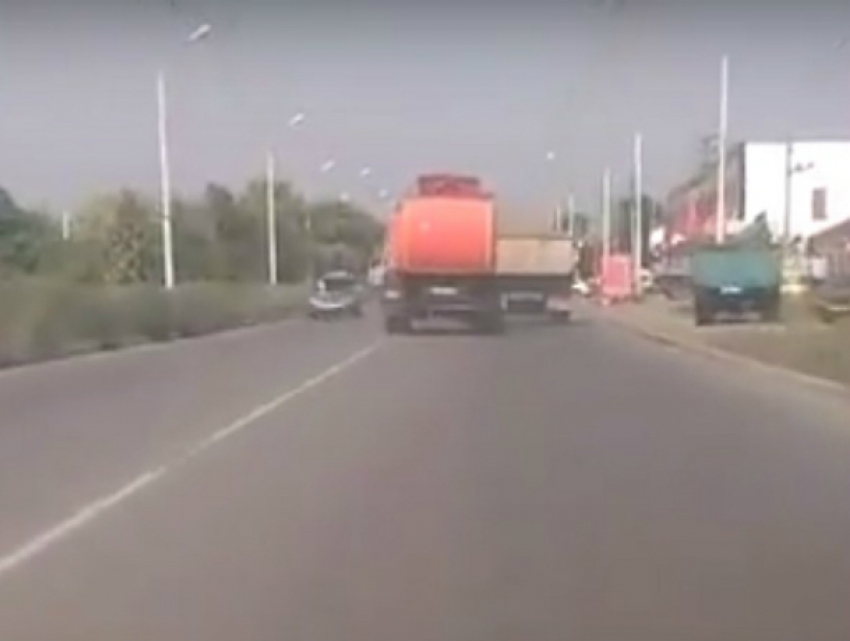 Устроивший «мусорное конфетти» на дороге под Ростовом «уборщик» возмутил автомобилистов на видео