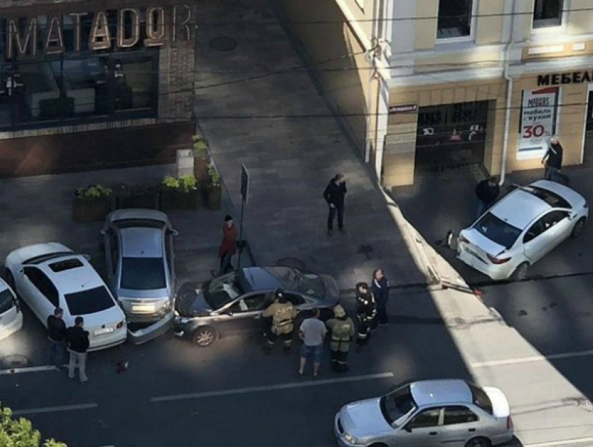 Умерший за рулем водитель Kia врезался в три автомобиля в центре Ростова