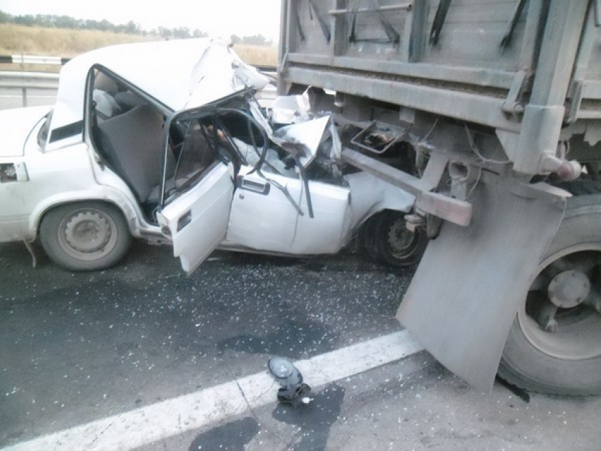 В Ростовской области уснувший водитель на «ВАЗ-2107» врезался в КамАЗ: двое погибли