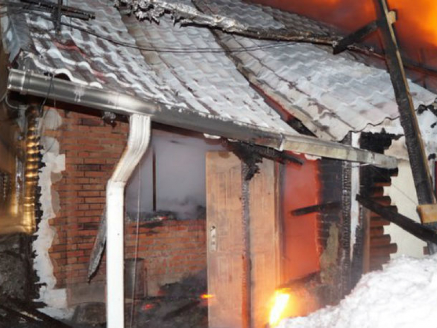 Во время пожара на хуторе в Ростовской области заживо сгорел человек