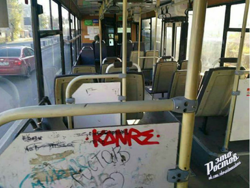 Старый чадящий и разрисованный автобус на новом маршруте возмутил ростовчан 