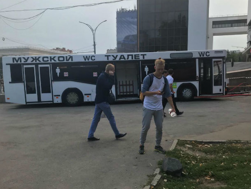 В автобусе-туалете справляли естественные нужды переполненные весельем ростовчане