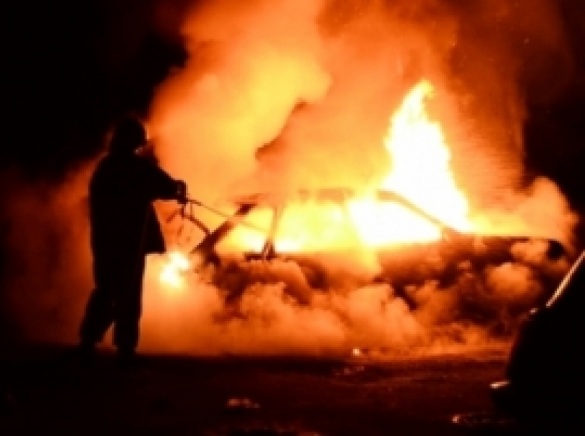 В Ростовской области сгорел автомобиль