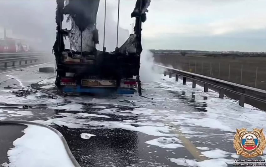 Грузовик сгорел на М-4 «Дон» под Ростовом и перекрыл часть трассы