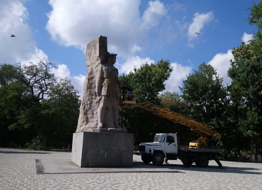Суд обязал власти Новочеркасска отремонтировать памятник красным казакам