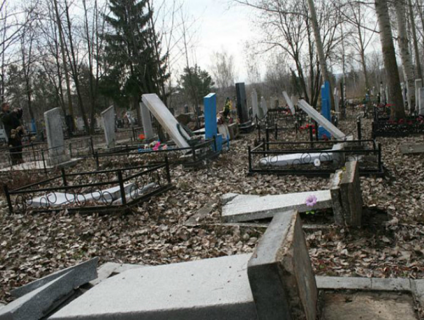 Вандалы разрушили и разграбили могильные захоронения на Северном кладбище Ростова