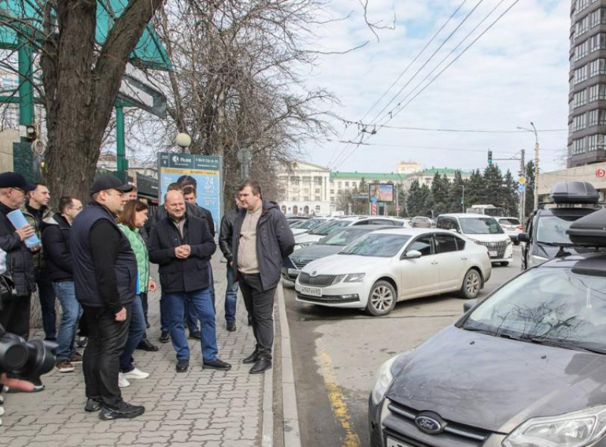 На Ворошиловском проспекте запретят парковку «елочкой» 