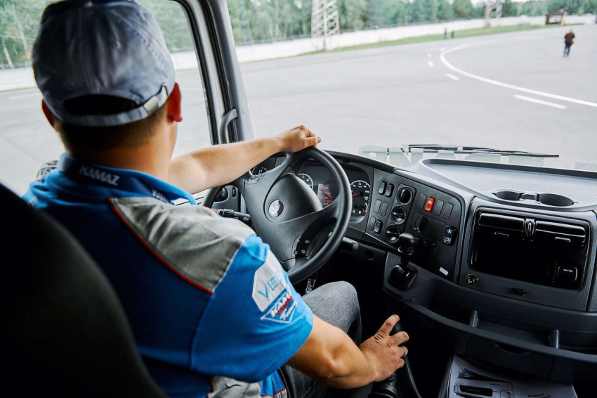 В Ростове ищут водителя-экспедитора на КАМАЗ-тягач с полуприцепом