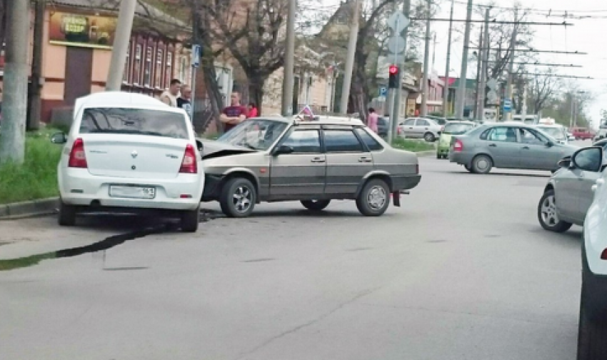 В Ростовской области столкнулись такси и ВАЗ: есть пострадавшие