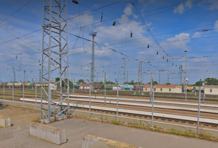 В Ростовской области мужчину, пытавшегося взобраться на вагон поезда, убило током