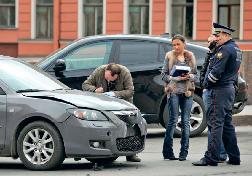 Женщина и двое мужчин инсценировали ДТП в Ростове для получения страховки