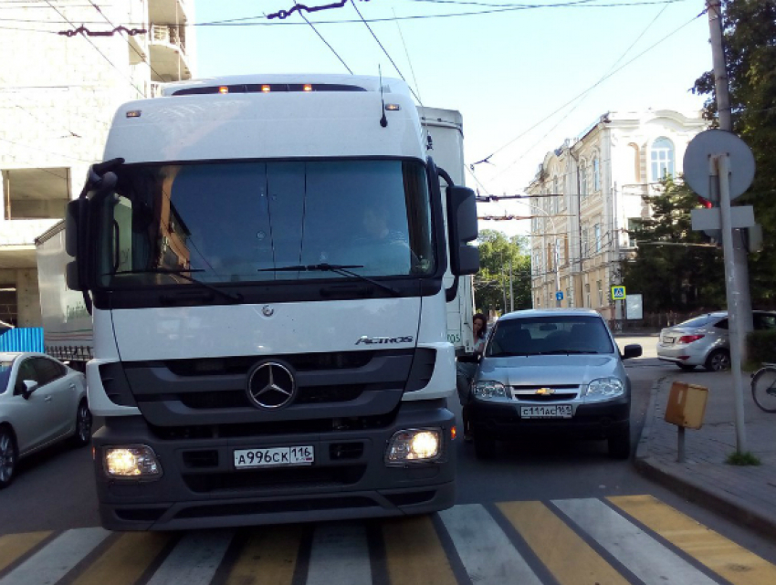 Фура в центре Ростова снесла зеркало «криво припаркованной» иномарке