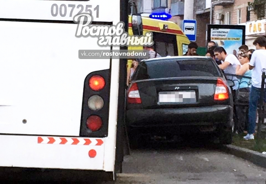 Женщина-пешеход пострадала в ДТП с автобусом в Ростове