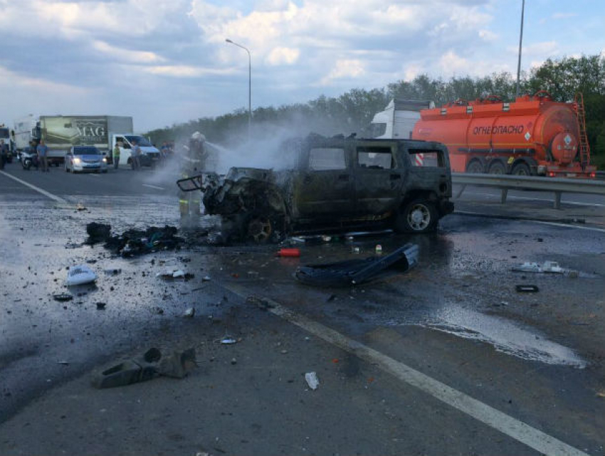 Влетевший под грузовик Hummer  вспыхнул как спичка на трассе в Ростовской области