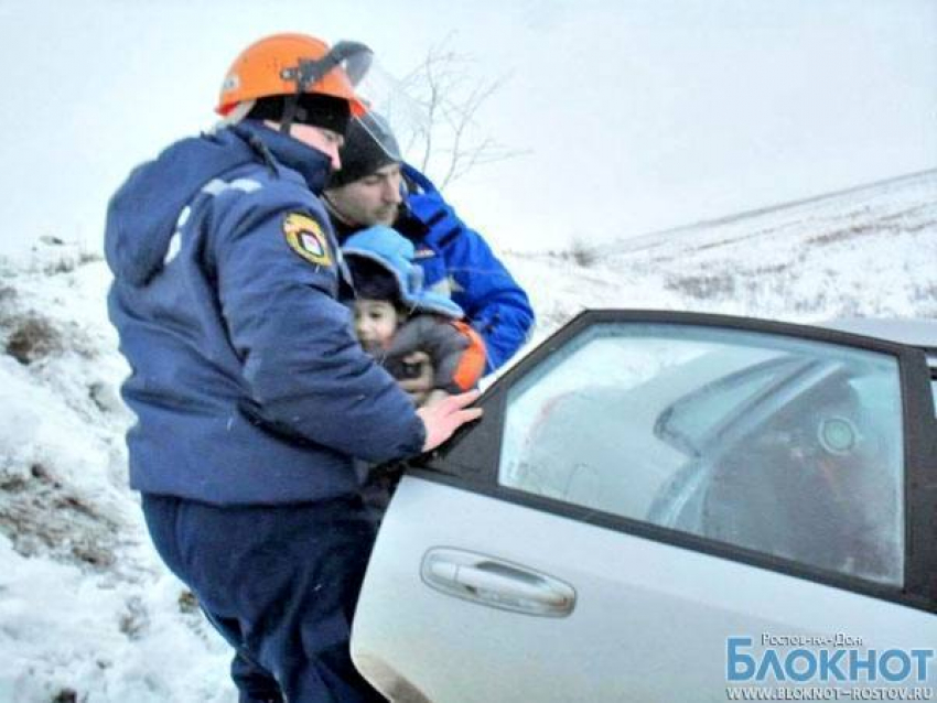 В Ростовской области спасатели вызволили из снежного заноса 4 человека   