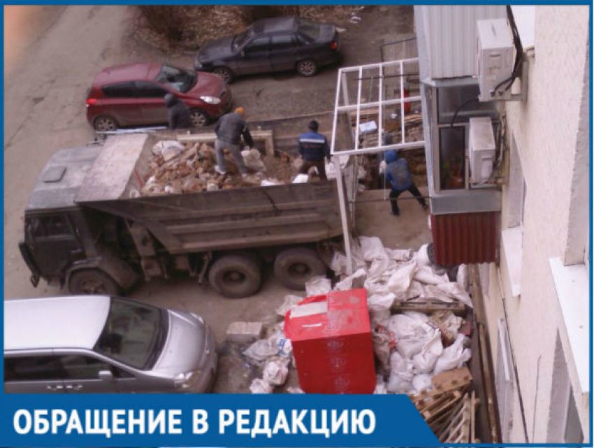 «Мы боимся, что наш дом разрушится!»: жильцы ростовской многоэтажки бьются с незаконной стройкой в их доме