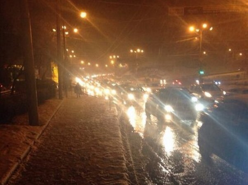 В Ростове из-за выпавшего снега образовались многокилометровые пробки