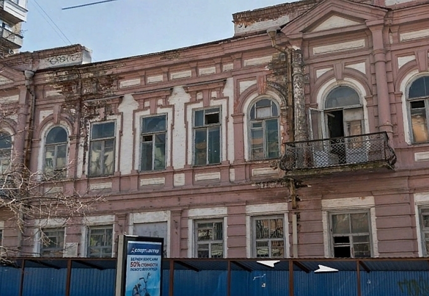 С исторического здания в центре Ростова исчезли три балкона
