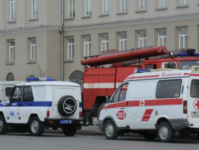 Брошенный возле бани «взрывоопасный» чемодан всполошил прохожих и полицию в Ростове