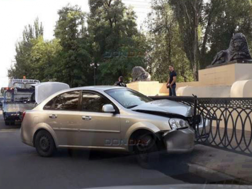Не справившись с управлением на повороте мужчина влетел в чугунное ограждение в Ростове