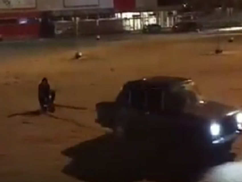 Опасные покатушки любителей экстремального отдыха на парковке у ростовского гипермаркета попали на видео