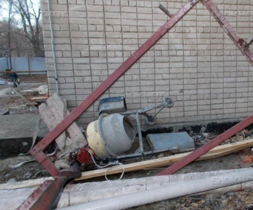 В Новочеркасске с крыши больницы упал рабочий
