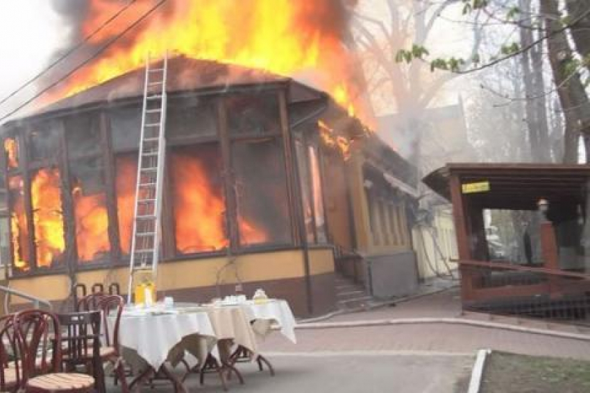 В Ростове на Западном горит кафе