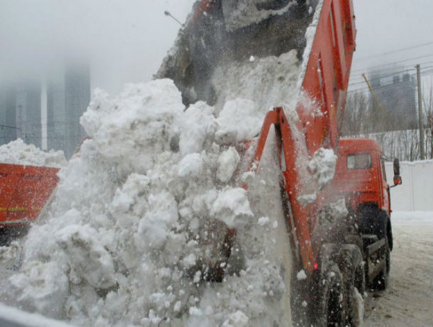В авральном режиме с ростовских дорог вывезли более пяти тысяч тонн снега 