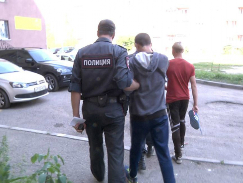 С полным карманом наркотиков попытался сбежать от полицейских молодой житель Ростова