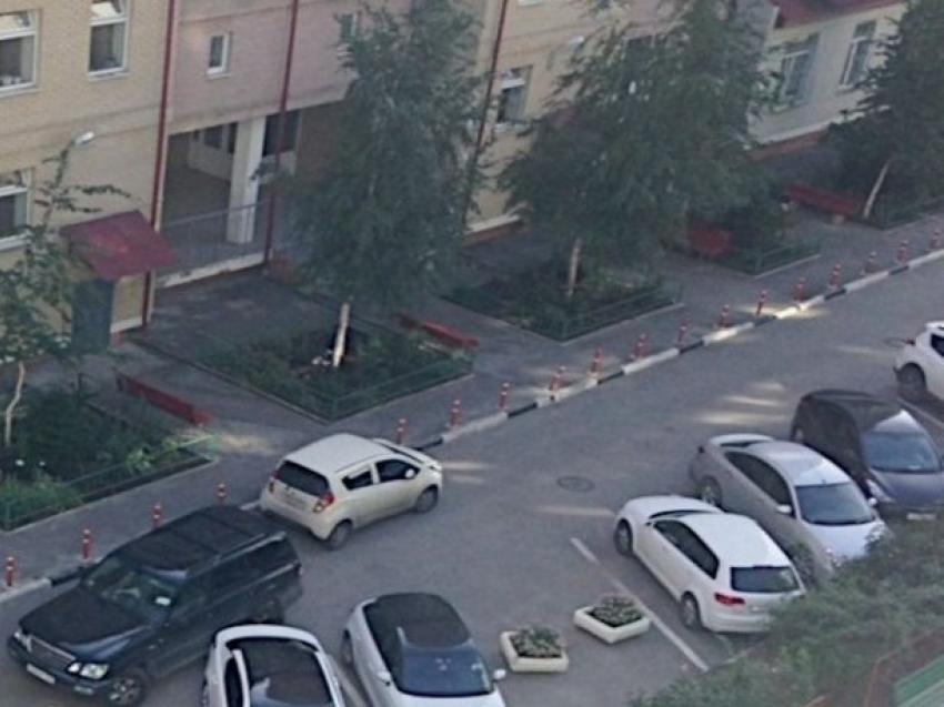 Психованная девушка на Лексусе избила чужую припаркованную машину в Ростове