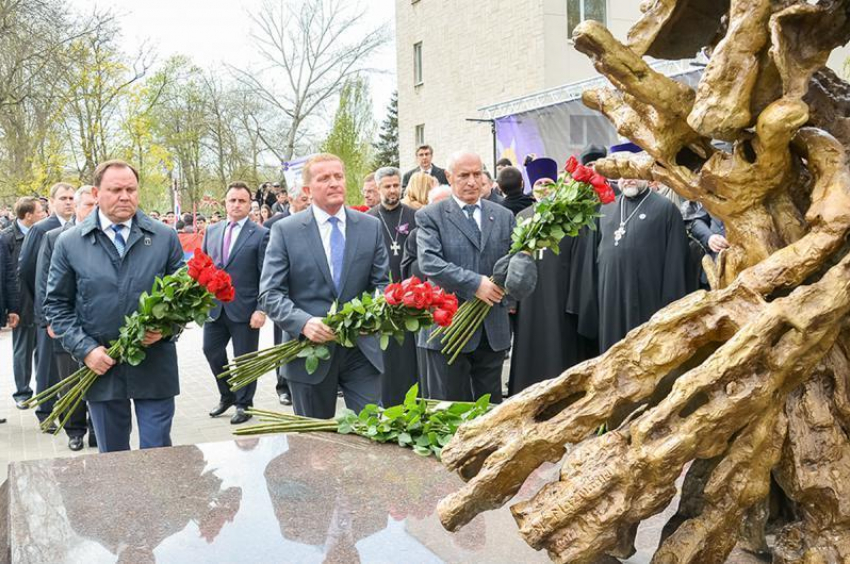 Первый в России памятник «Геноциду-нет!» открылся в Ростове
