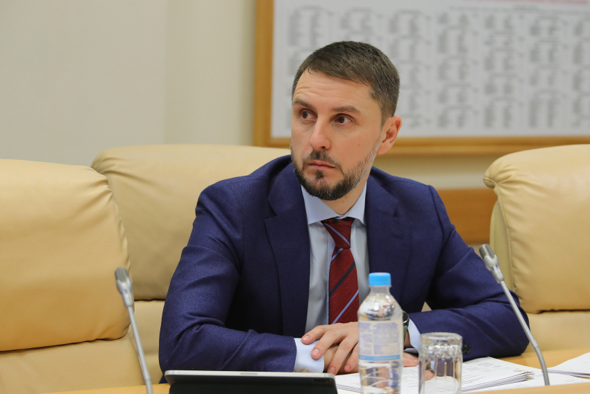 Замгубернатора Ростовской области Артем Хохлов покинул правительство и перешел в полпредство президента в СЗФО