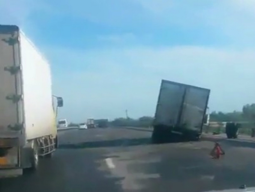 Потерявший на «плохой дороге» колесо «печальный» грузовичок попал на видео в Ростовской области