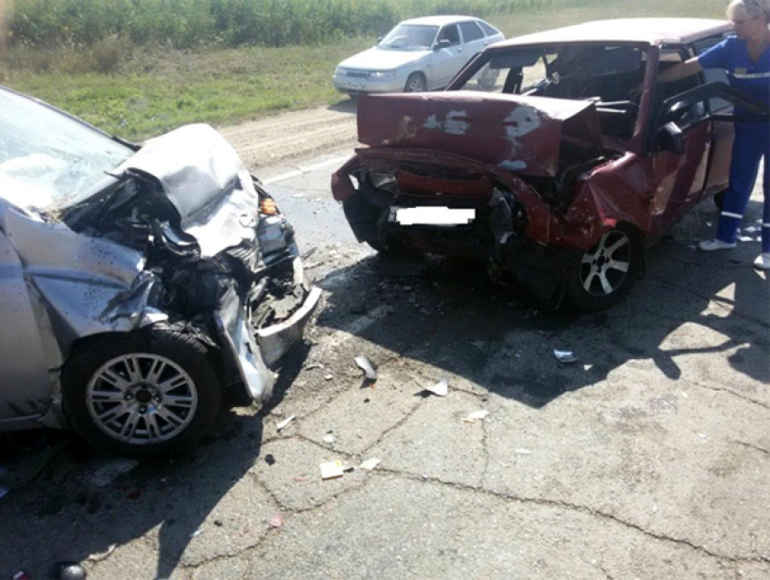Четыре человека пострадали в лобовом ДТП с «неуступчивой» автоледи на трассе Ростовской области