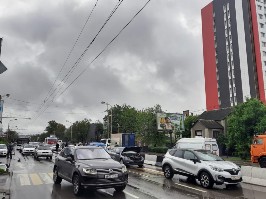На проспекте Стачки в Ростове-на-Дону произошло массовое ДТП